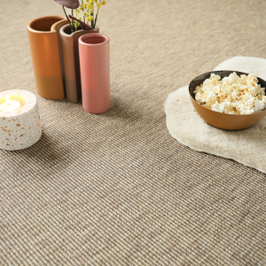 Moquette Nusa Beige avec bougie et objets déco dans une ambiance naturelle et chaleureuse