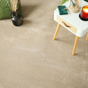 Moquette douce Hypnose Beige nude avec table basse et objets décoratifs dans un intérieur doux