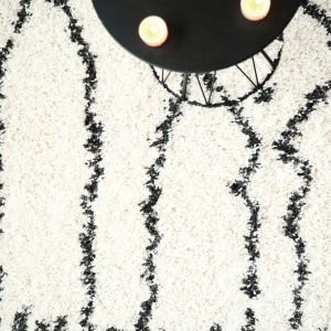 Tapis motif berbère à poils longs - Itahari - Noir et blanc cassé - Vue de haut