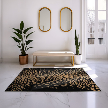 Tapis léopard noir et doré – contraste luxueux sur sol clair dans entrée contemporaine