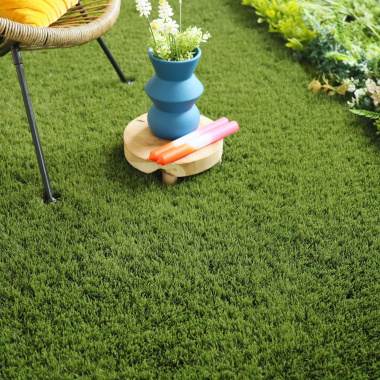 Gazon synthétique Pro Expert 50 - 50 mm avec bougies colorées et fleurs, rendu dense et naturel