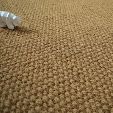 Sol coco Delhi Panama, tissage 2x2 fils en gros plan avec figurine décorative