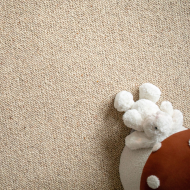 Moquette Latoon grège en pure laine vierge, ambiance douce pour chambre d’enfant