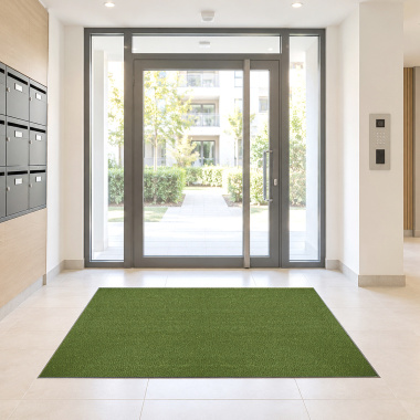 Tapis sur mesure Paillasson Brosse Coco 23 mm - Vert Pomme, tapis d'entrée rectangulaire apportant une note végétale à un hall contemporain aux grandes portes vitrées