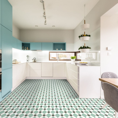 Cuisine lumineuse avec sol Vinyle First - Effet carreaux de ciment géométrique - Vert d'eau
