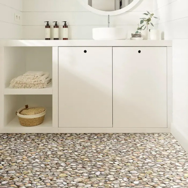 Tapis vinyle sur mesure effet 3D motif coquillages sous meuble vasque blanc