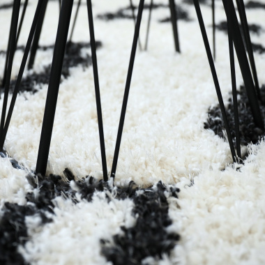 Tapis salon à poils longs - Wild animal noir et blanc cassé - gros plan