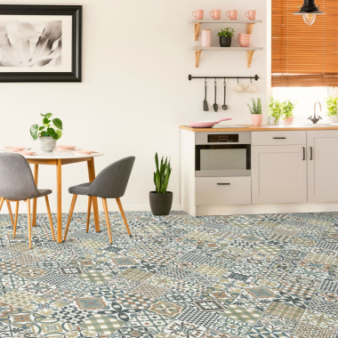 Sol vinyle Sonipro Carcassonne 472M dans une cuisine moderne et lumineuse