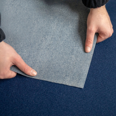 Moquette Stand Event Bleu nuit, présentation du dos du revêtement événementiel