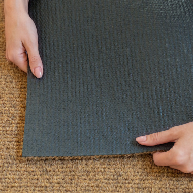 Tapis de propreté sur mesure aspect coco antidérapant soulevé à la main pour dévoiler son envers