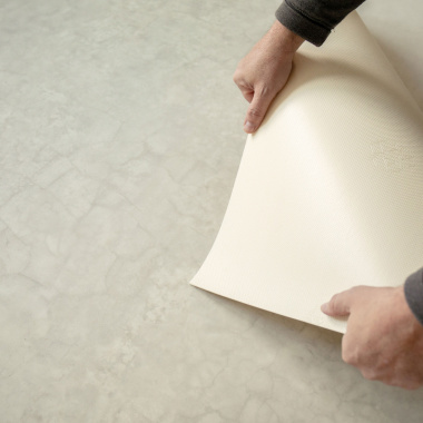 Revêtement de sol PVC District NY, texture béton blanc et finition urbaine