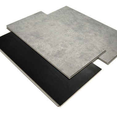 Dalle vinyle rigide Performance - Béton marqué, vue packshot des lames avec envers noir et système clic 5G