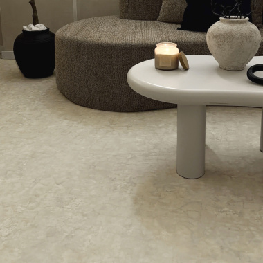 Sol vinyle District NY - Aspect béton vieilli - Blanc minéral dans un salon contemporain aux formes arrondies