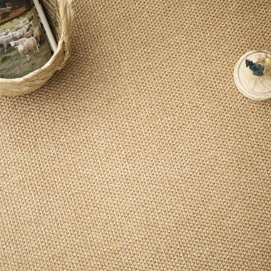 Ambiance détente sur le sol en sisal Tulum havane avec décoration naturelle