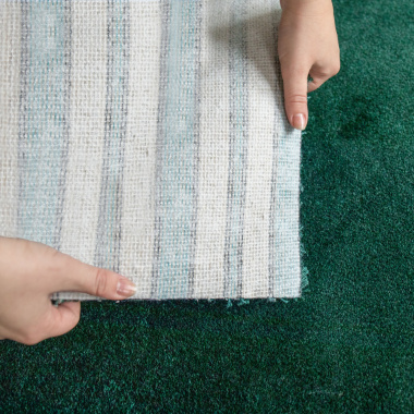 Moquette ultra douce Pulse vert forêt, vue technique du revers et épaisseur