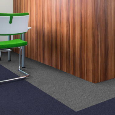 Bureau moderne avec sol en dalles textile U3P3 gris argent