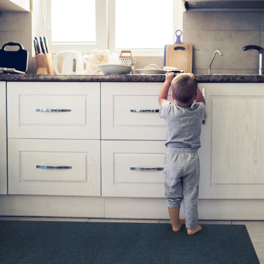 Tapis d'entrée bleu effet antidérapant devant évier, version antisalissures en situation