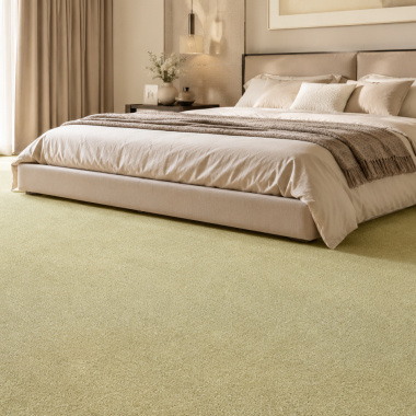 Moquette ultra douce Kawaii - Vert tendre associée à une décoration aux tons beiges dans une chambre élégante