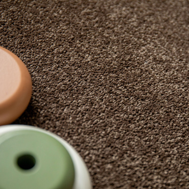 Tapis sur mesure en polyester recyclé Re-cycle Chocolat, fibres recyclées au coloris chocolat profond