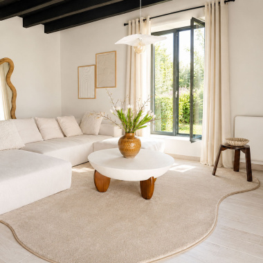 Tapis contemporain de forme organique Hypnose - Beige nude apportant des courbes douces à un décor aux lignes épurées