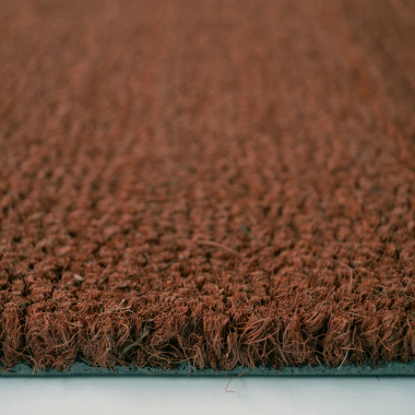 Gros plan sur la tranche du paillasson 17 mm Tapis brosse Coco Rouille