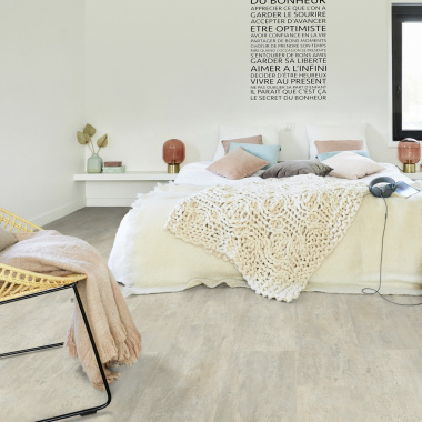Chambre cosy avec sol PVC Premium Envers Textile - effet calcaire grège
