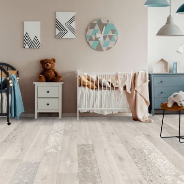 Sol Vinyle Textile - Relief 3D - Imprimé parquet clair effet pochoir volutes dans une chambre bébé cosy