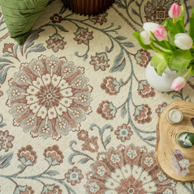 Tapis souple en tissu chenille recyclé Minia Brume, motif floral vintage détaillé et palette douce effet patiné