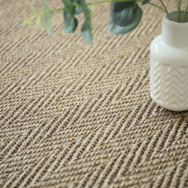 Tapis sur mesure sisal Maya chevron beige - vue de près