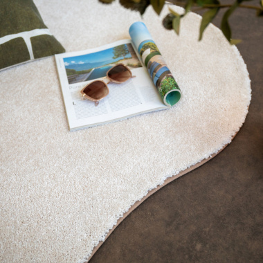 Courbes naturelles du tapis Select - Ecru avec galon chic, douceur et design