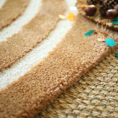Tapis de salon Néo Circle courbe crème et noisette - gros plan