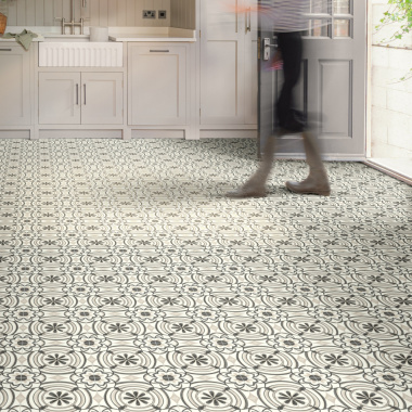 Cuisine à l’ambiance naturelle et chic avec le sol vinyle motif andalou noir Textile Rénove en finition mate