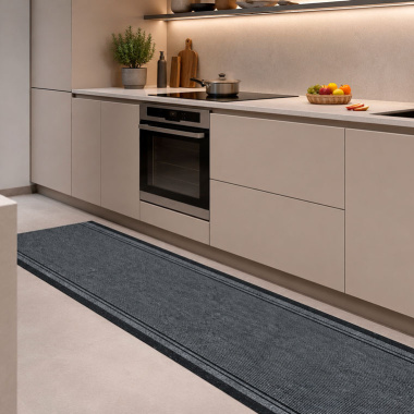 Tapis de couloir et d'entrée anthracite - Antidérapant au mètre installé devant un linéaire de cuisine moderne