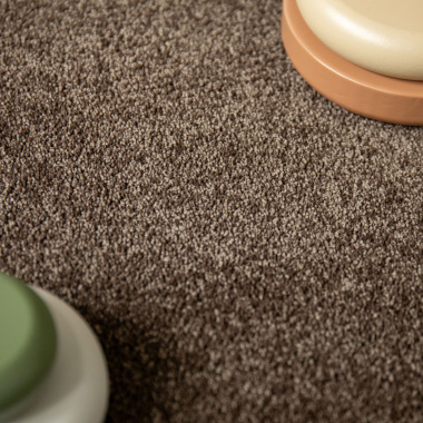 Tapis sur mesure en polyester recyclé Re-life Chocolat, texture épaisse pour salon, chambre ou dressing