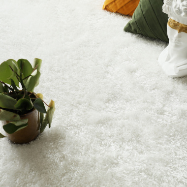 Moquette épaisse Éclat FusionBac shaggy blanc texture volumineuse et douce avec plante décorative dans une ambiance cosy