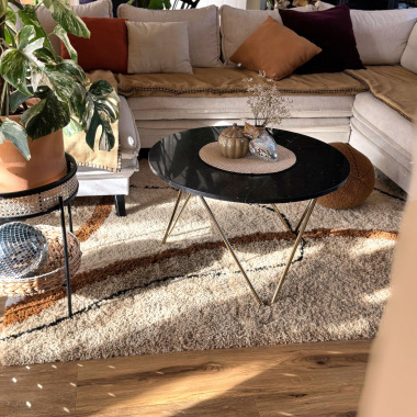 Tapis Courbes du Désert beige et marron dans salon pour une ambiance douce et naturelle style berbère