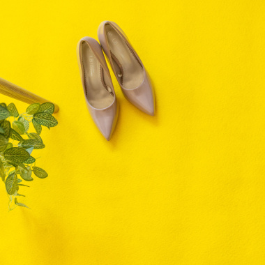 Moquette Stand Event - Jaune dans une boutique de fleurs avec allée centrale aux couleurs éclatantes