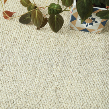 Gros plan du tapis Sisal Tulum écru dans un décor naturel