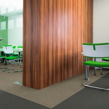 Dalle moquette U3P3 - Beige posée en open space, contraste avec les murs bois