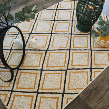 Tapis d'extérieur ou de salon - Motifs losanges - Jaune et noir - Vue de loin