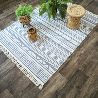 Tapis en coton blanc à franges - Aztèque - Motifs gris - Vue de loin