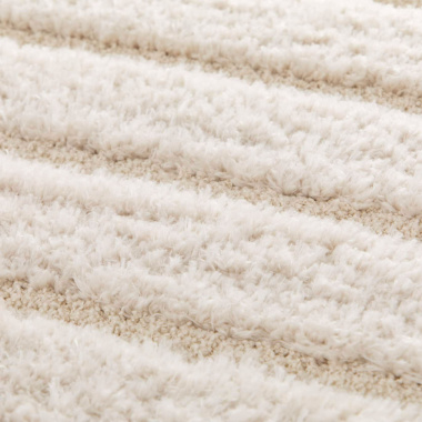 Gros plan sur le tapis Zig-Zag crème relief motif graphique contemporain