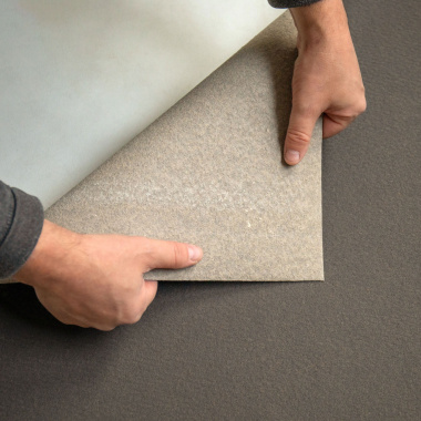 Verso de la moquette événementielle Stand Event taupe présenté retourné pour visualiser le dessous du revêtement