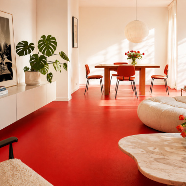 Sol Vinyle - Essentiel Color - Uni rouge dans un salon contemporain avec mobilier clair et décoration design