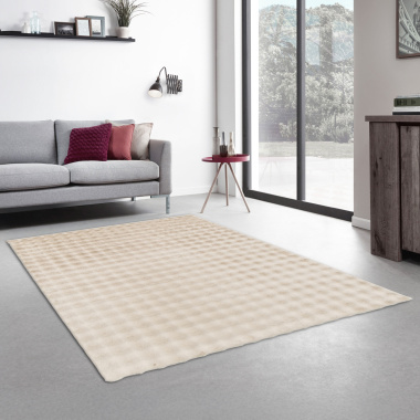 Ambiance chaleureuse du salon avec le tapis doux Bubly Latté beige clair