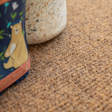 Tapis de propreté sur mesure aspect coco antidérapant avec surface texturée sous une paire de bottes