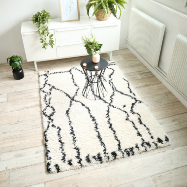 Tapis motif berbère à poils longs - Itahari - Noir et blanc cassé - Ambiance salon