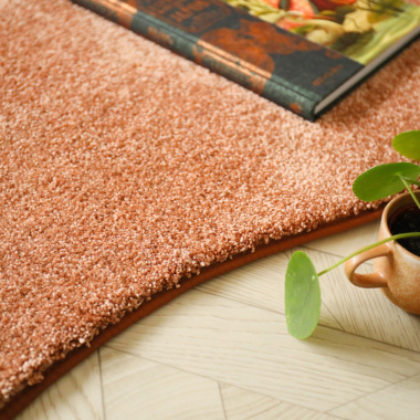 Tapis contemporain de forme organique - Influence - Rose corail - gros plan finition