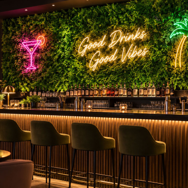 Mur végétal artificiel - Fougère - Intérieur et extérieur habillant le mur d’un bar pour créer une décoration végétale immersive