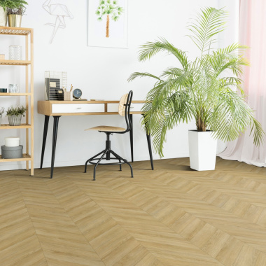 Tapis vinyle en chevron chêne naturel dans un bureau lumineux au style naturel et épuré